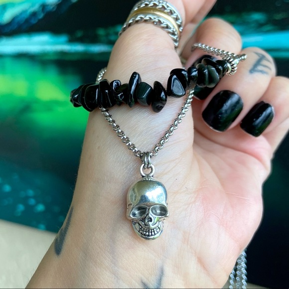 Onyx skull necklace . Double layer onyx gemstones chips & silver skull charm - Picture 8 of 10